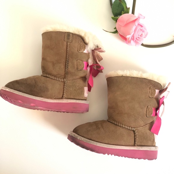 Little girl UGG boots with pink accent bows - Picture 3 of 9